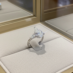 Trilogy ring in white gold with natural pear-cut diamonds 3.10ct