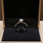 Anello solitario in oro bianco 18k e diamante naturale centrale 0,40 ct