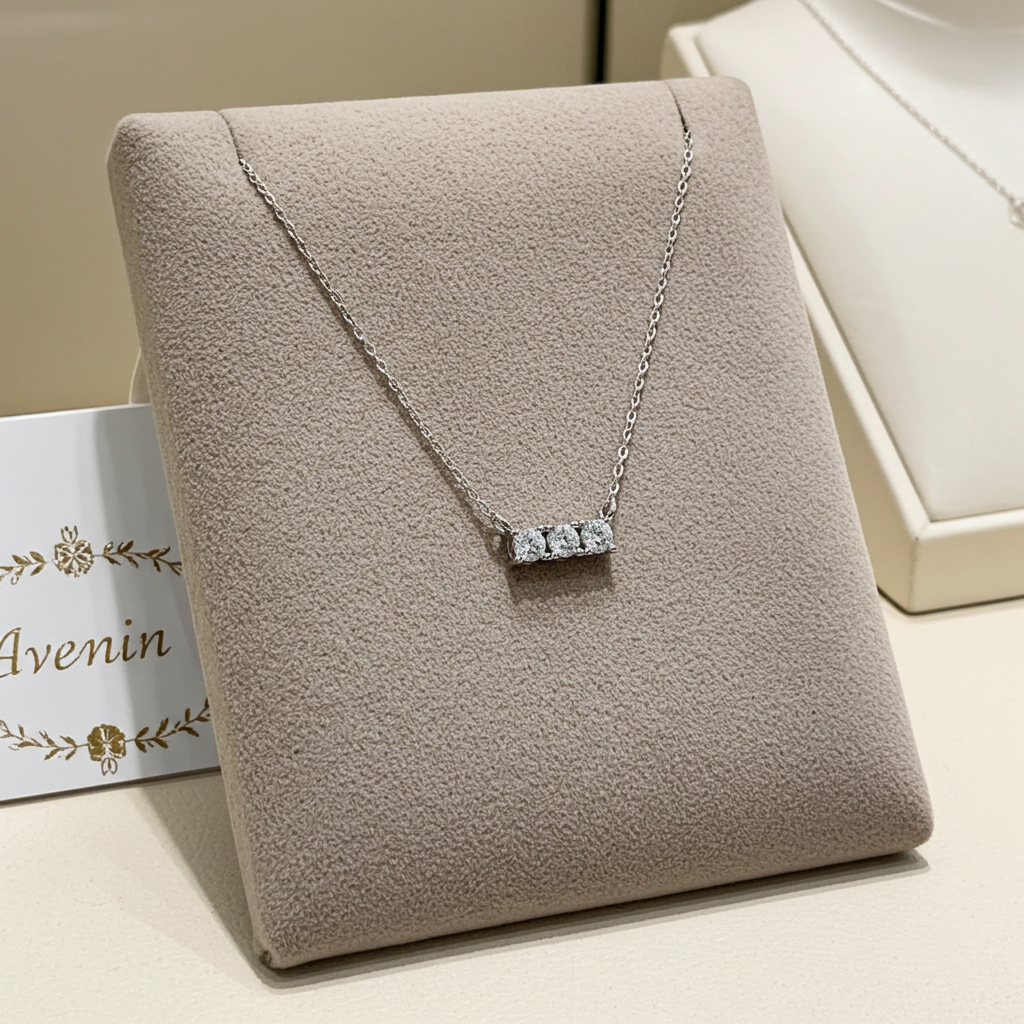 Collana Trilogy in oro bianco con 3 diamanti naturali 0,45 ct