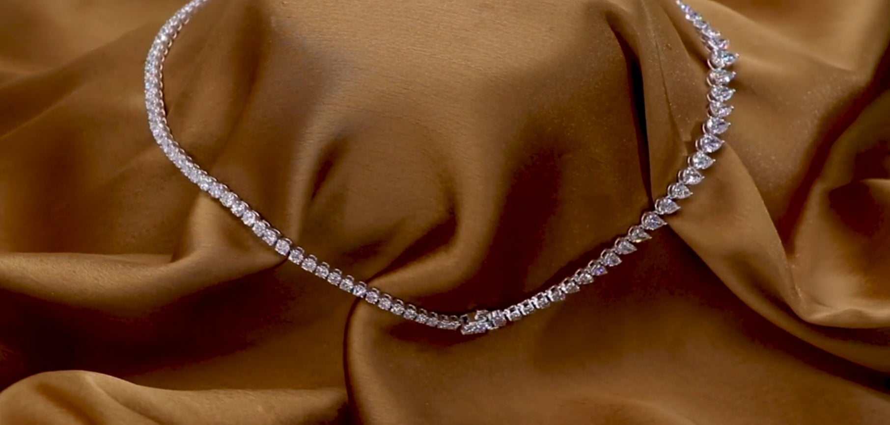 Collana tennis in oro bianco 18k e diamanti naturali taglio pera 37.50ct