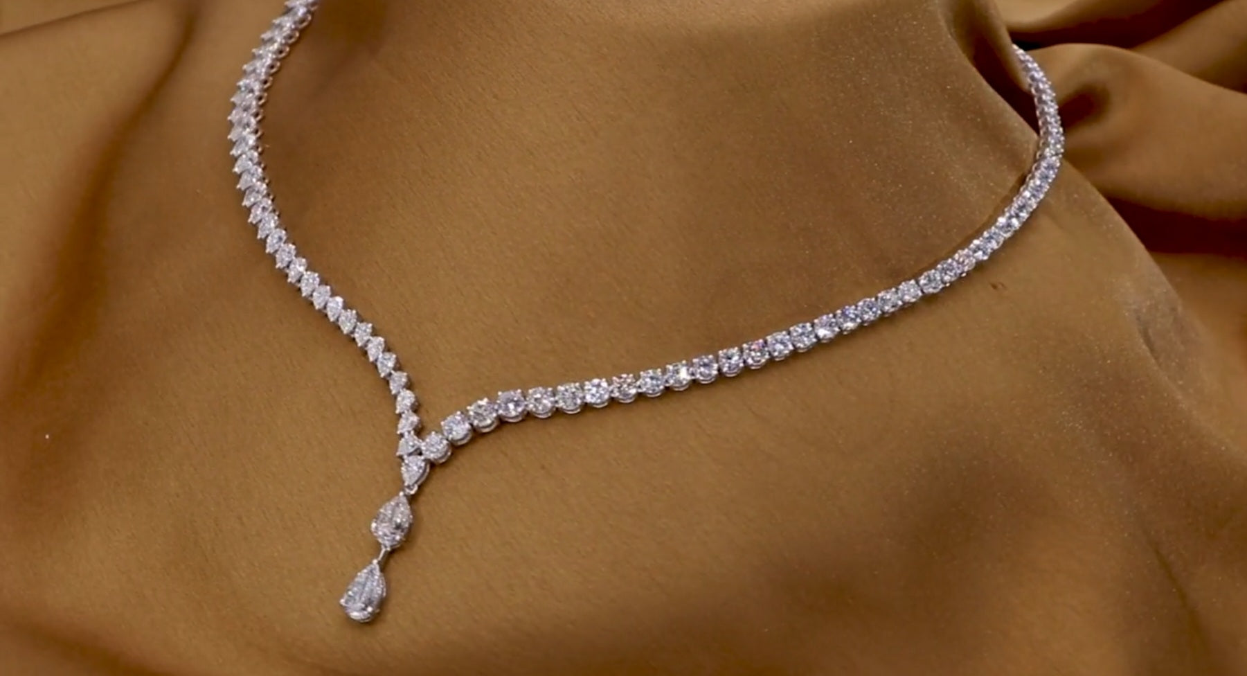Collana tennis in oro bianco 18k e diamanti naturali taglio pera 37.50ct