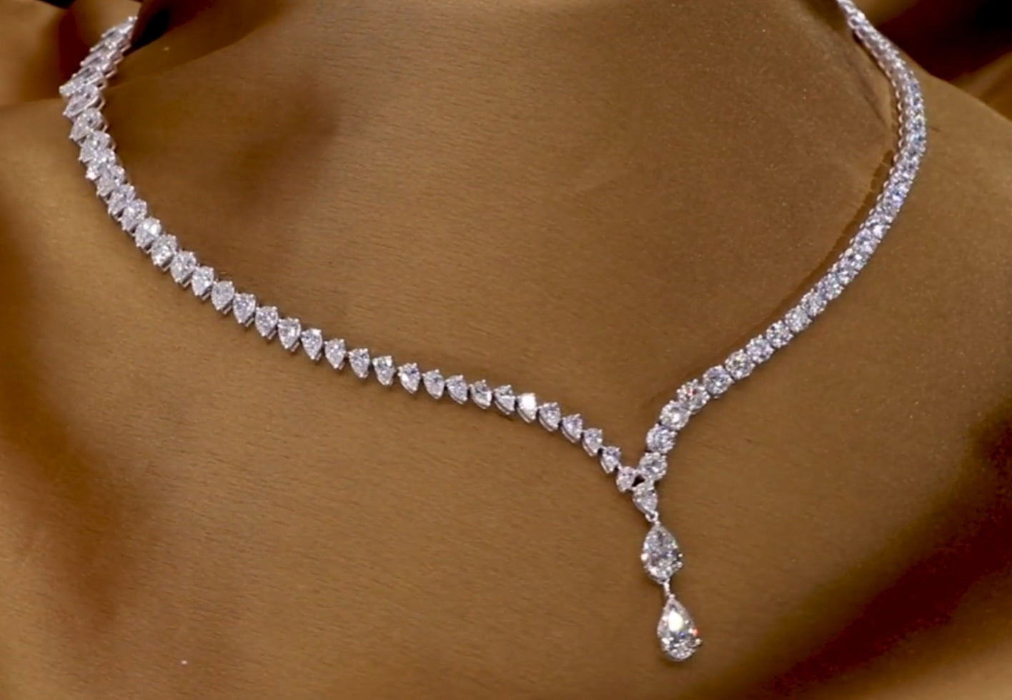 Collana tennis in oro bianco 18k e diamanti naturali taglio pera 37.50ct
